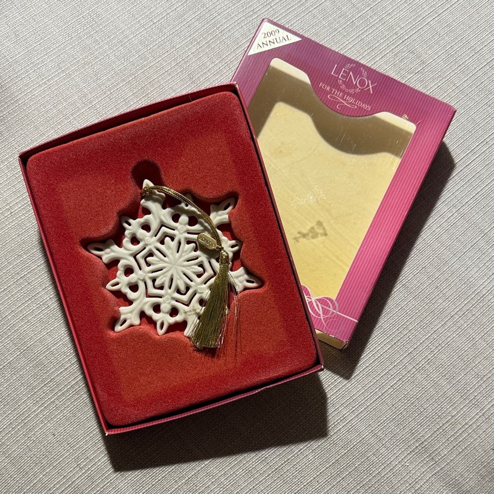 2009 Lenox Snowflake Fantasy Ornament with Gold Tassel